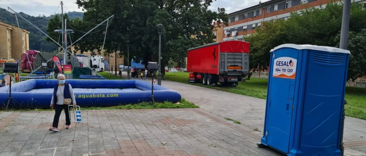 Cabina azul de Gesal junto a las atracciones de una feria