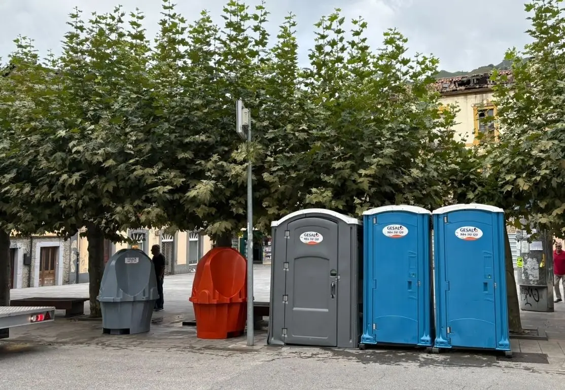 Cabinas y urinarios de Gesal instalados en una plaza arbolada