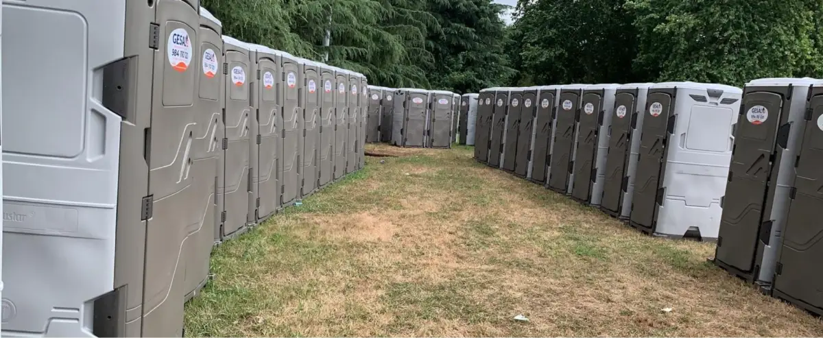 Filas de cabinas grises de Gesal distribuidas sobre una zona de césped