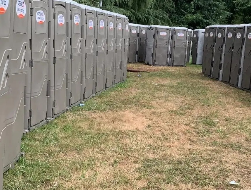 Detalle de cabinas grises de Gesal instaladas sobre césped