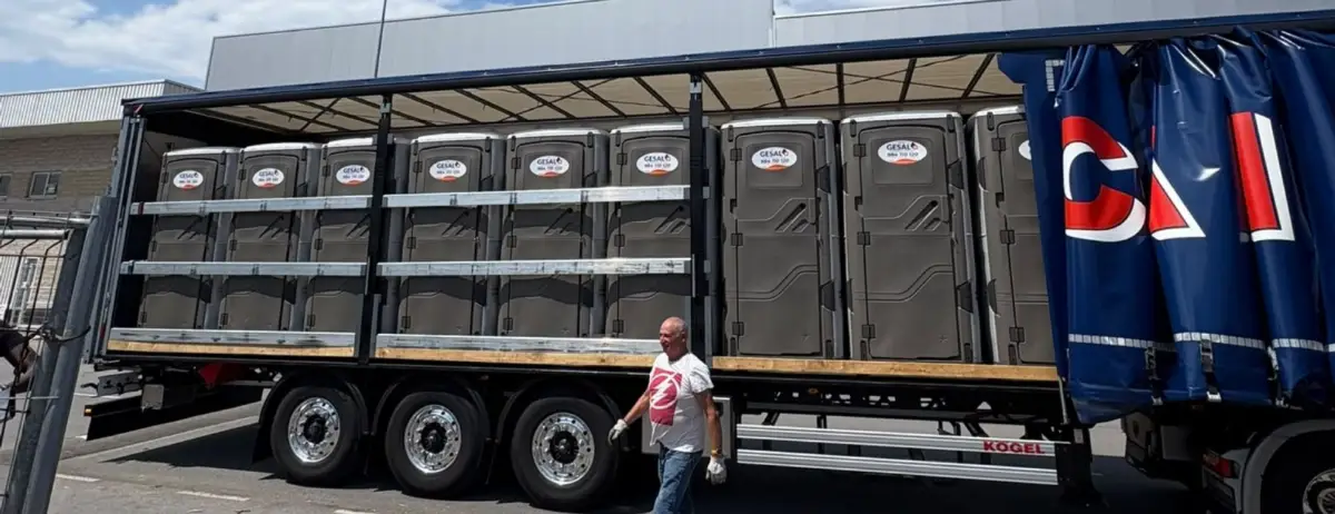 Cabinas grises de Gesal cargadas en un camión con el lateral abierto