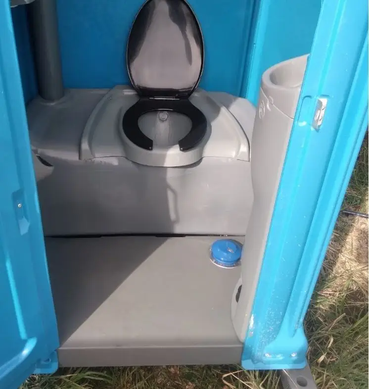 Interior de una cabina azul de Gesal con asiento y depósito