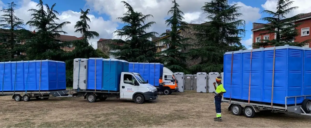 Vehículos y remolques con cabinas de Gesal en un recinto al aire libre