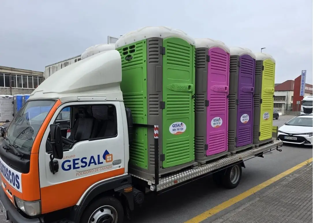Camión de Gesal transportando cabinas de varios colores