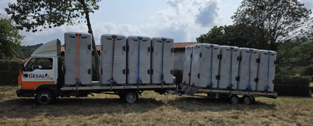 Camión y remolque de Gesal cargados con cabinas grises