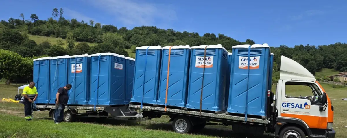 Equipo de Gesal junto a un camión y remolque con cabinas azules
