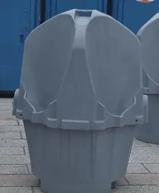 Urinario portátil gris tipo seta delante de las cabinas